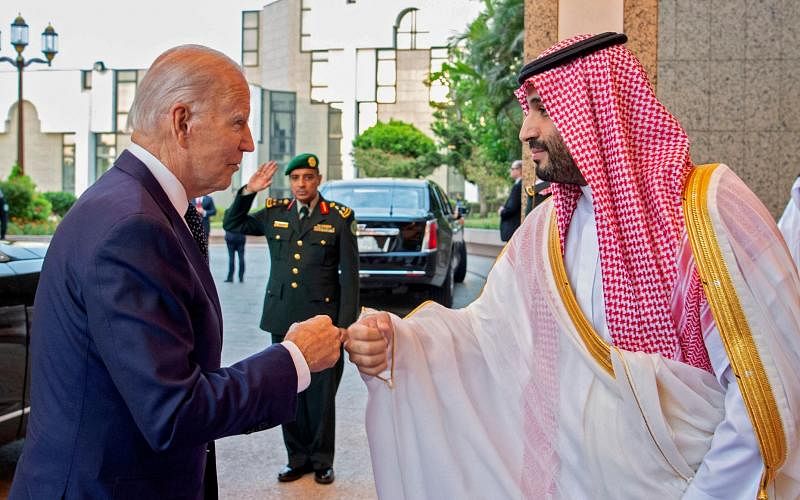 拜登（左）15日抵达沙特在红海沿岸的第二大城市吉达，在王宫与沙特王储穆罕默德会面时相互“碰拳”问好，但此举引发人权人士的极大不满和谴责。（法新社）