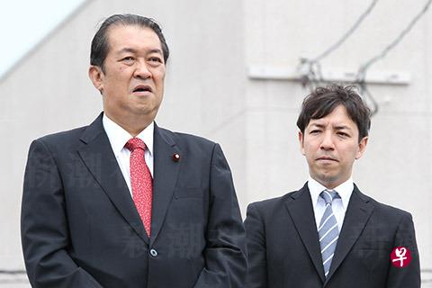 鸠山二郎(右)和父亲鸠山邦夫(左(日本新闻网)
