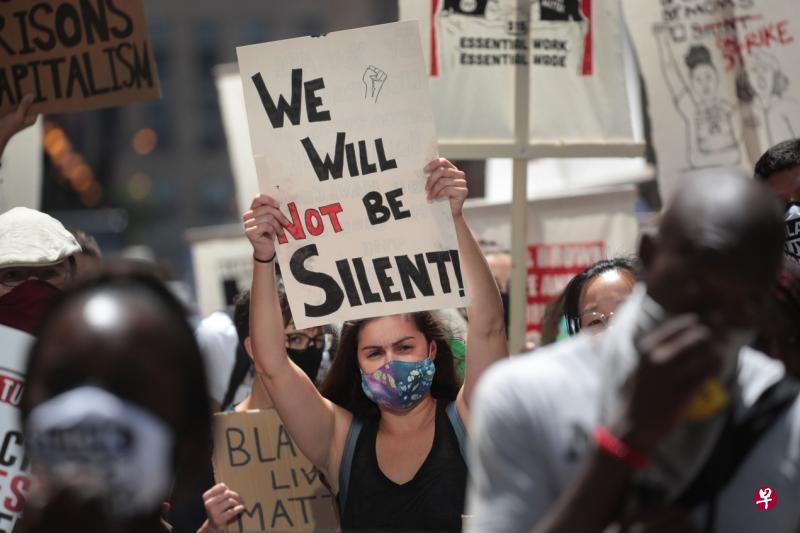 美国芝加哥民众周一走上街头,对"黑人的命也是命"的示威活动表示支持.