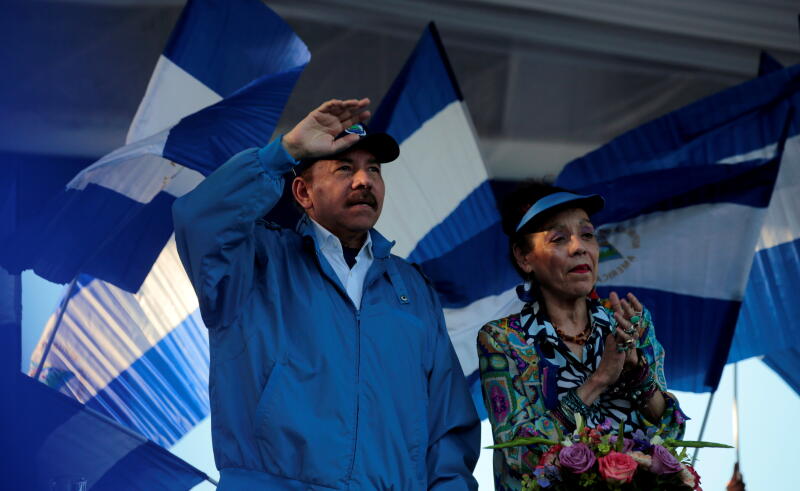 2018年9月5日，尼加拉瓜总统奥尔特加和副总统穆里略出席一场游行活动。（路透社）