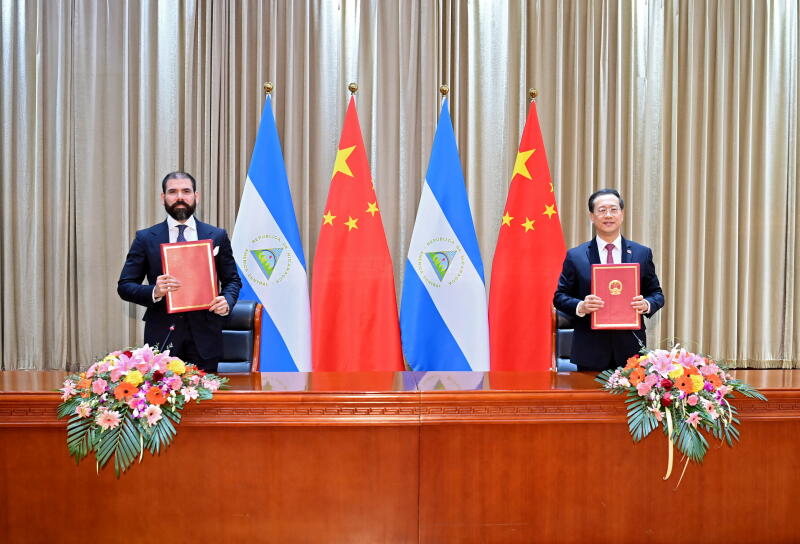 中国大陆外交部副部长马朝旭（右）与尼加拉瓜代表劳雷亚诺·奥尔特加今天在天津签署《中华人民共和国和尼加拉瓜共和国关于恢复外交关系的联合公报》。（央视新闻微博）