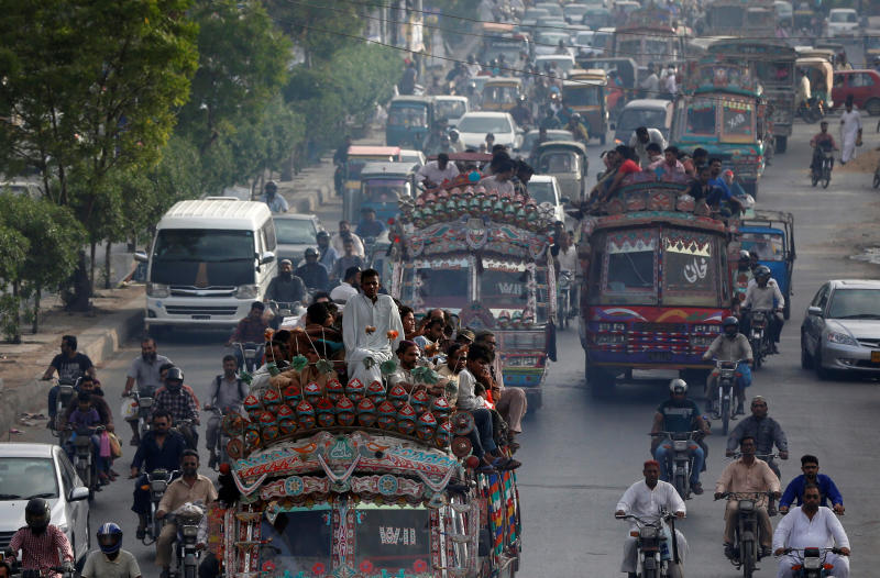 巴基斯坦今日人口已超2亿,图为巴基斯坦南部城市卡拉奇于繁忙时乘车段