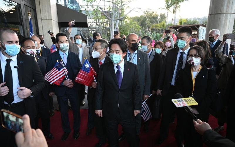 台湾副总统赖清德（中）昨天在台湾驻美代表萧美琴（右一）的陪同下，抵达下榻的希尔顿酒店。（法新社）