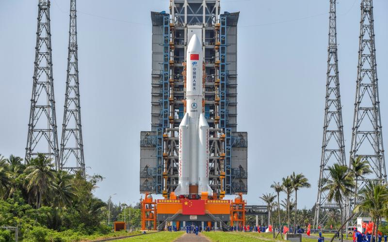 搭载中国天宫空间站核心舱“天和”的长征五号B火箭，去年4月23日在海南文昌航天发射场准备发射。（路透社）