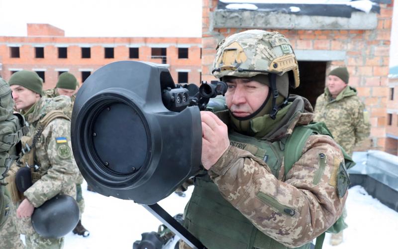 乌克兰国防部27日发布照片，显示一名乌克兰军人在利沃夫地区的演习中，使用英国提供的新一代轻型反坦克武器。（路透社）