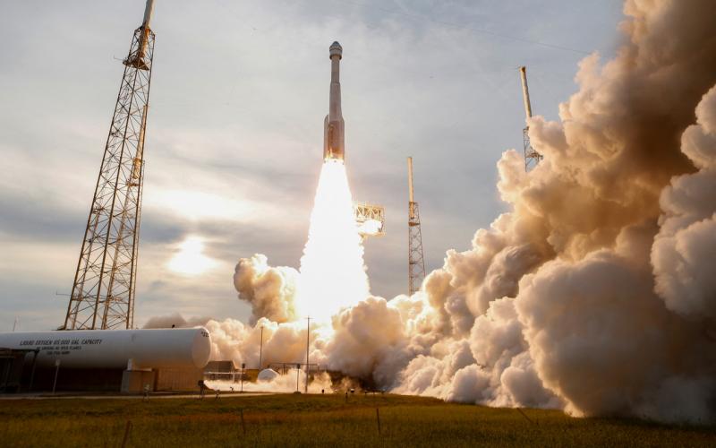 波音CST-100“星际客机”搭乘美国联合发射联盟公司“宇宙神5”型运载火箭，从佛罗里达州卡纳维拉尔角空军基地发射升空。（路透社）