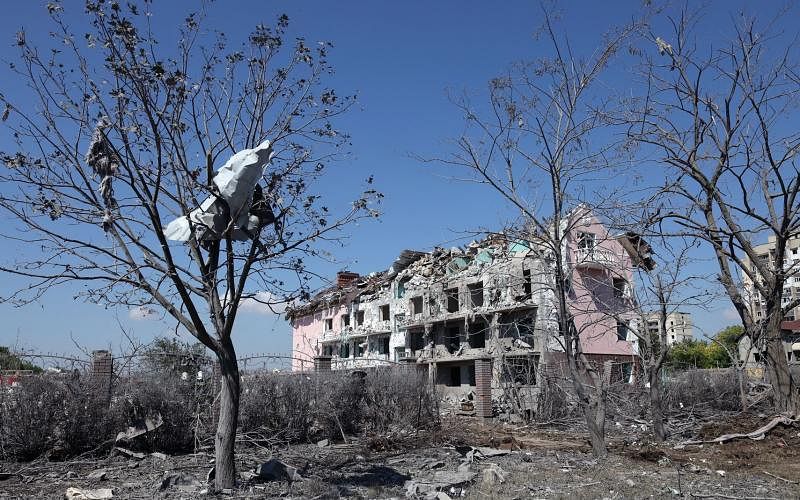 乌克兰南部敖德萨附近海滨小镇谢尔吉伊夫卡周五遭轰炸后，不少建筑被毁，至少21人死亡，数十人受伤。（法新社）