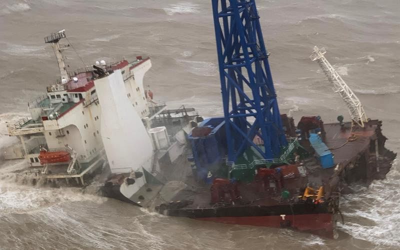 这张香港政府飞行服务队提供的照片显示，出事的工程船断成两截，没有沉落海底的一截在惊涛骇浪中载沉载浮。（法新社）