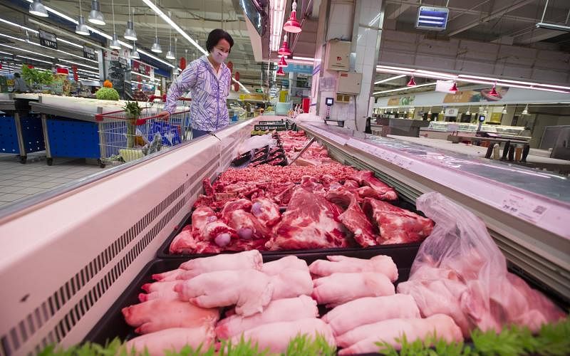 中国是全球最大猪肉生产国和销售国，猪肉价格是观察和预测中国消费价格指数（CPI）波动的关键指标。图为6月9日山西太原的一名消费者在超市选购猪肉。（中新社）