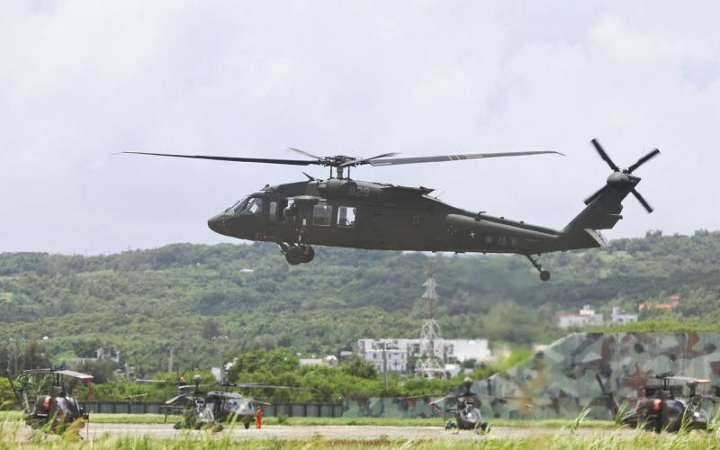 台湾的“黑鹰”直升机8月9日在恒春机场降落，参加于屏东举行的重炮射击演习。（路透社）