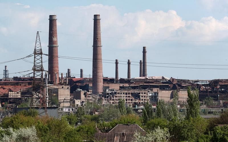 俄罗斯国防部周五说，当天马里乌波尔市亚速钢铁厂内最后一批乌军已经投降，“钢铁厂所在的领土已完全解放。”（路透社） 