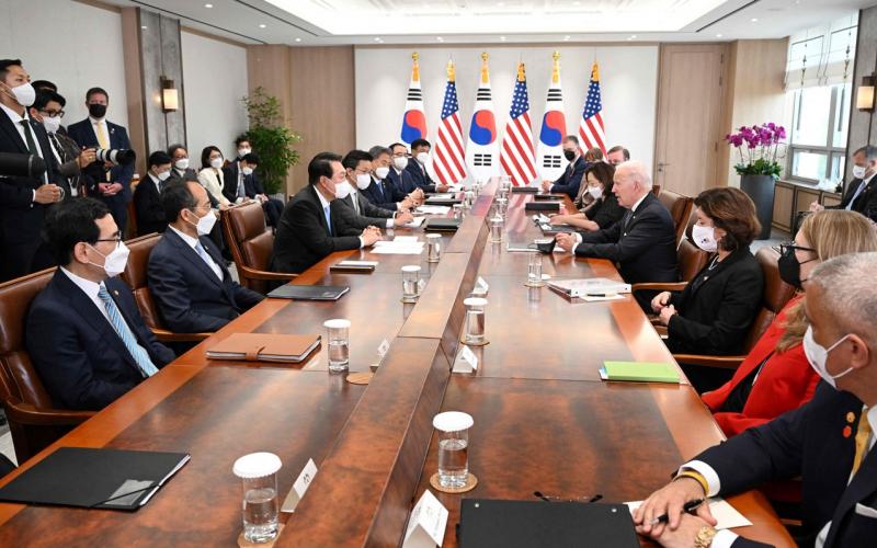 美国总统拜登和韩国总统尹锡悦周六下午在首尔龙山总统府举行首脑会谈。（法新社） 