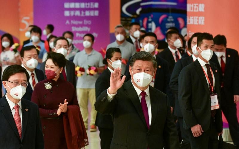 中国国家主席习近平（前排右）和夫人彭丽媛7月1日下午在香港特首李家超（前排左）的陪同下去到香港西九龙站，准备乘坐北上深圳的高铁专列离港。（路透社） 