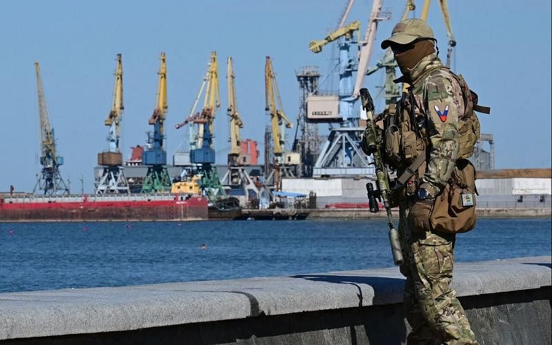 位于乌克兰扎波罗热州、亚速海北岸的别尔江斯克港已被俄罗斯占领，港口边可见到俄军巡逻。（法新社） 