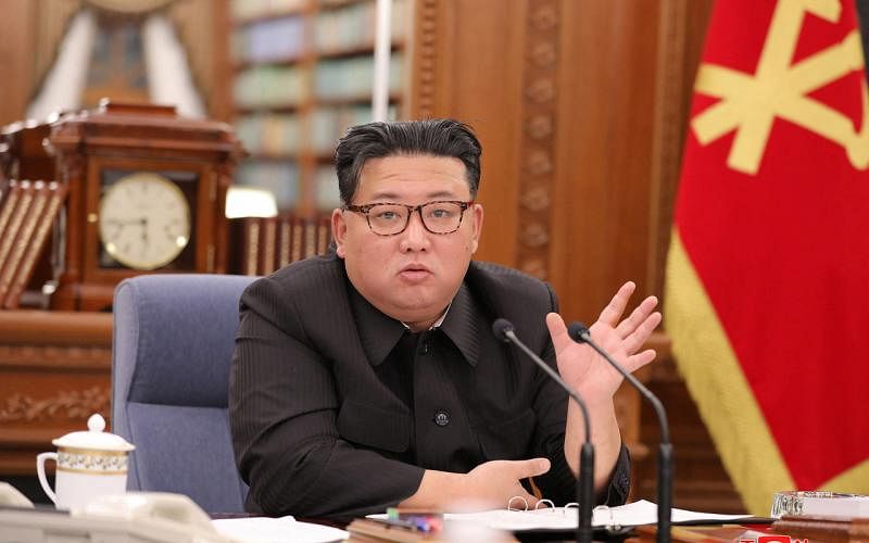 朝鲜批评美韩日最近就加强军事合作达成的协议，是实现美国在亚洲地区建立类似北约军事联盟计划的谋略。图为朝鲜最高领导人金正恩今年6月与军事首长举行三天扩大会议。（路透社） 