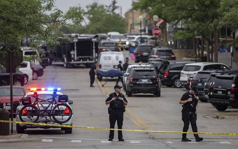 美国中部伊利诺伊州海兰帕克市4日举行“独立日”游行时发生枪击事件，造成至少六人死亡、26人受伤。（法新社）

 