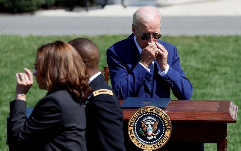 美国总统拜登星期二签署《晶片法案》前在白宫南侧草坪发表演讲时显得稍有不适，发言时一直停下咳嗽、擤鼻涕、喝水，引起外界关注。（路透社） 