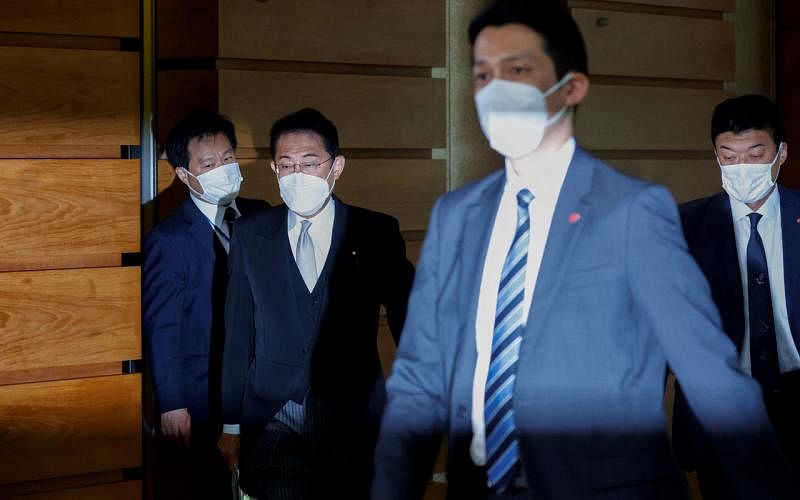 日本首相岸田文雄（左二）星期三（8月10日）进行党务主管人事及内阁改组。新内阁有九人首次入阁，占内阁总数19人近半数之多。（路透社） 