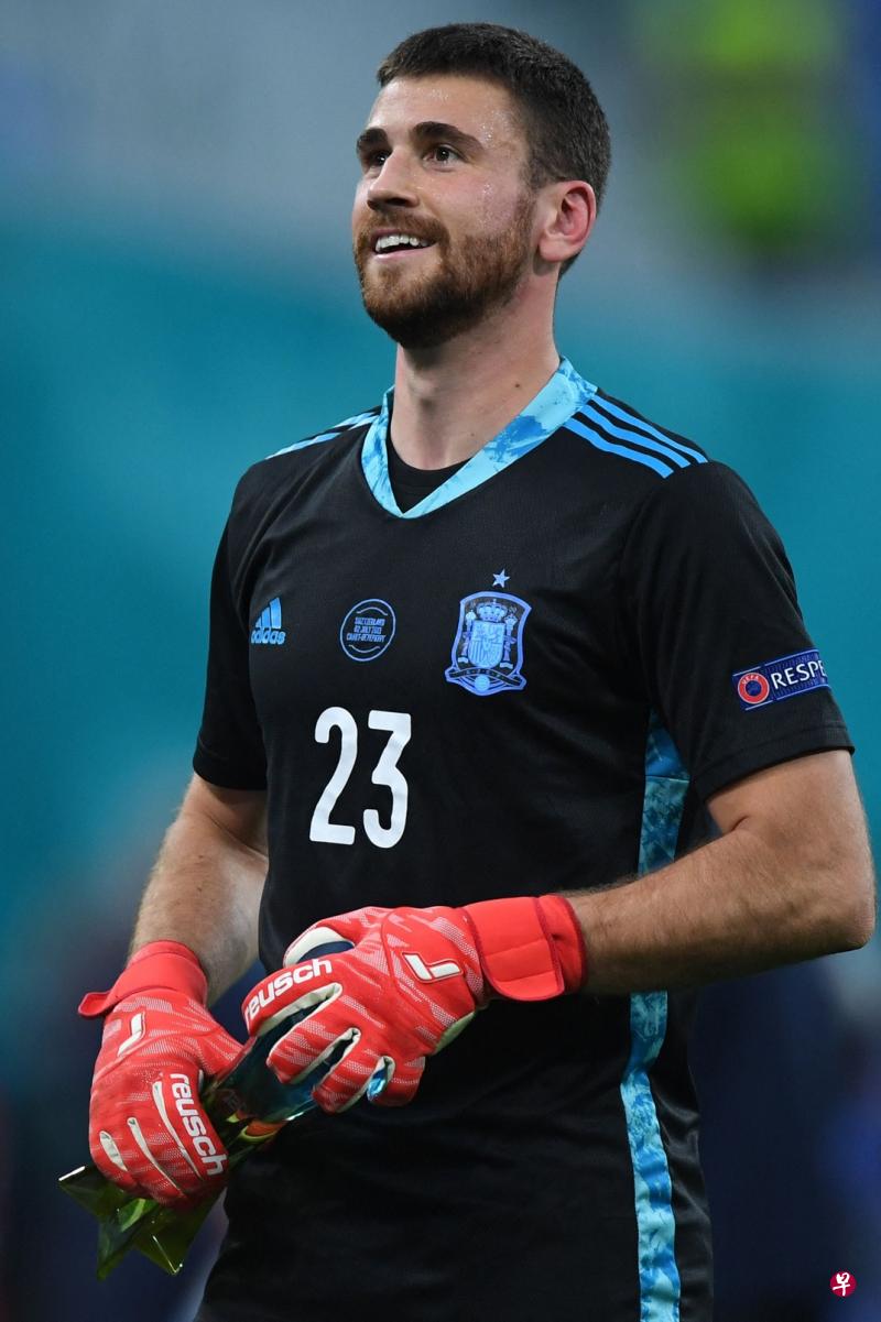 西班牙门将西蒙在点球大战中表现神勇,两次成功扑救瑞士的点球.