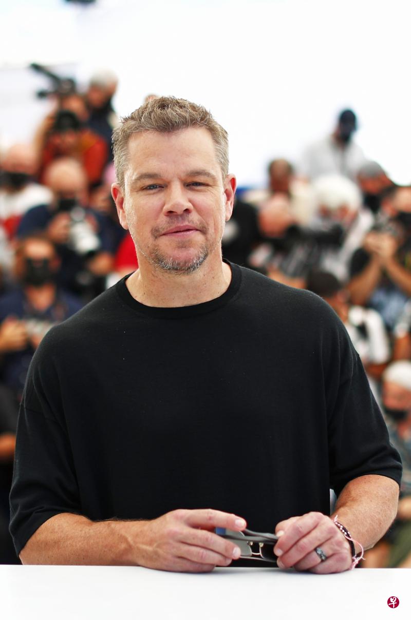 译)竞逐第74届法国康城影展最佳影片"金棕榈奖",他10日带着女儿dylan