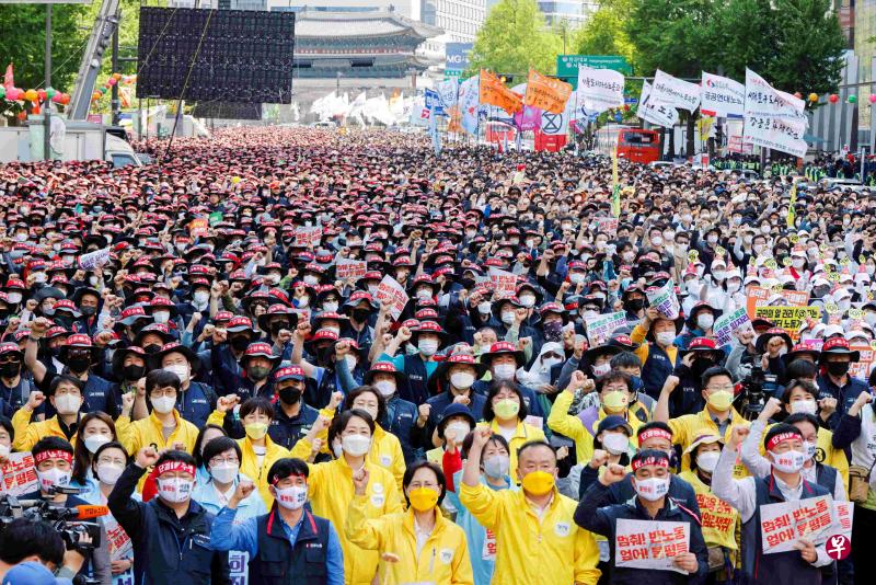 韩国职工联合会大批成员遵守防疫措施戴口罩在首尔参与五一劳动节活动，要求改善劳工权益。（路透社）