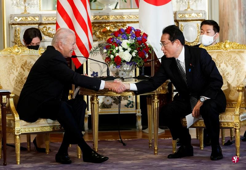 日本首相岸田文雄（右）周一在东京迎宾馆与来访的美国总统拜登握手问好，这是拜登就任后首次访日，也是两位领导人首次面对面会谈。（路透社）