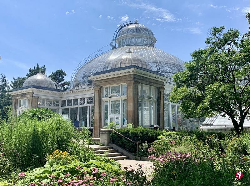 1909年重建的艾伦温室花园如今犹在，六个玻璃花房占地1万6000平方英尺，培育全球各地稀有热带植物。（余云摄）