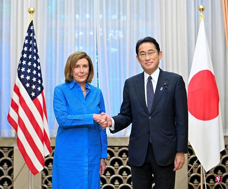 美国众议院议长佩洛西（左）8月5日与日本首相岸田文雄在东京首相府进行了一小时会谈。两人见面时握手合照。（法新社）