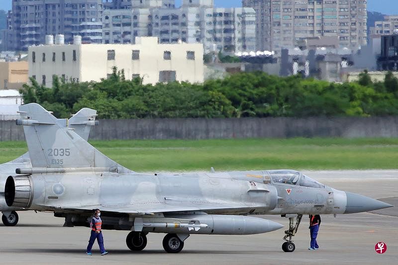 台湾空军的一架幻影2000战机星期五降落在新竹空军基地。（路透社）