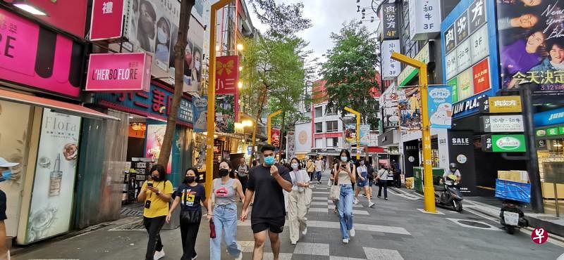 在年轻人聚集的台北西门町街头，商家和民众生活如常，受访市民也没有显露太多惶恐和忐忑。（温伟中摄）
