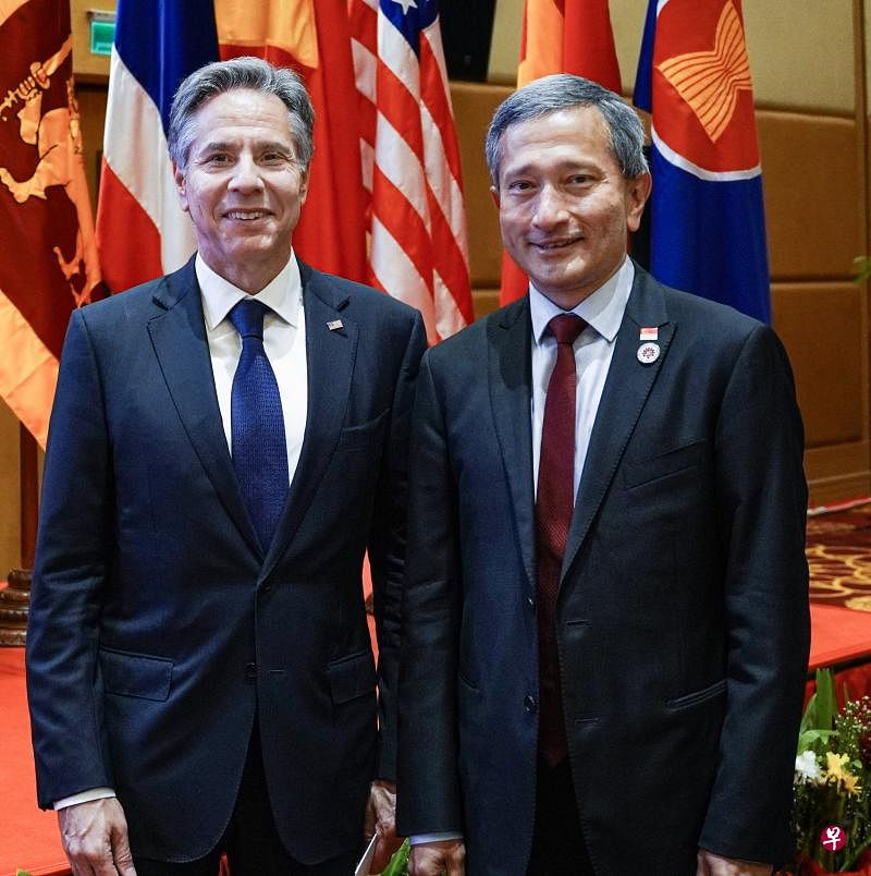 外交部长维文医生（右）在第55届亚细安外交部长会议和系列会议的场边，与美国国务卿布林肯会面。两人再次肯定了新加坡和美国之间极佳和长期的伙伴关系。（外交部提供）