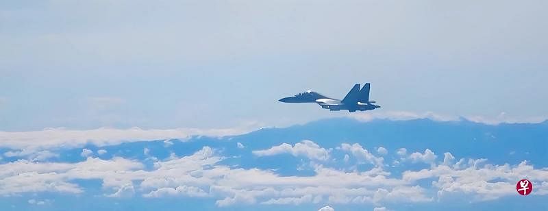 中国大陆解放军东部战区空军星期五继续出动多型战机抵近台湾。据央视新闻联播报道，一名空军飞行员称，执行任务时可在目视距离俯瞰台湾海岸线和中央山脉。（央视新闻联播截屏）