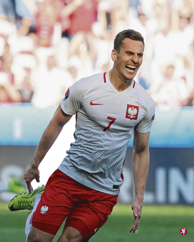 米利克开心地庆祝自己攻门得手. (法新社)