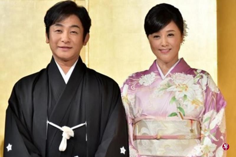 藤原纪香(右)与歌舞伎男星片冈爱之助今天在京都结婚