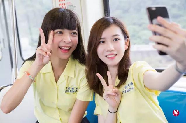 短袖衬衫,百褶短裙,天冷时外加深色线衫……台湾大部分高级中学的女生