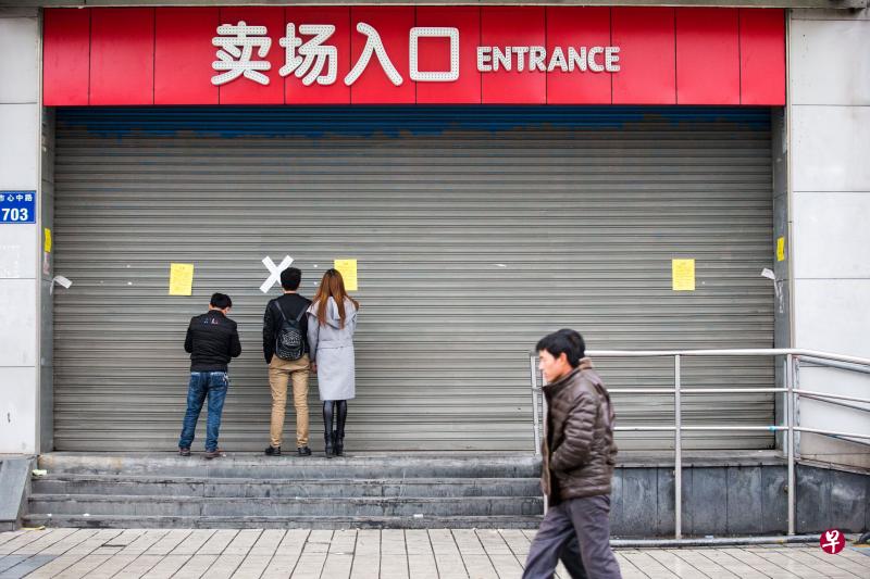 乐天玛特超市位于杭州的一家门店被关闭,大门深锁(路透社)
