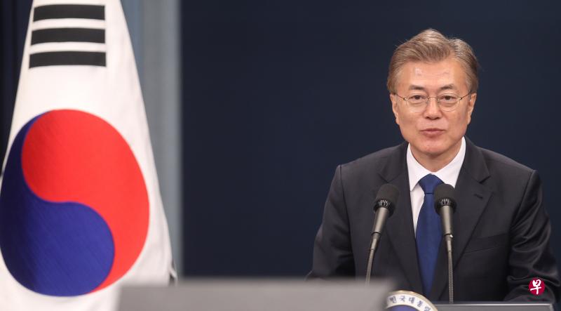 5月10日,在韩国首尔青瓦台总统府,新当选总统文在寅在记者会上发言