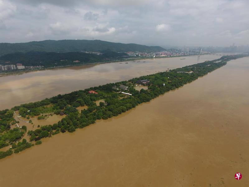 湘江长沙段水位破历史记录,图为高水位下的长沙橘子洲景区(新华社)