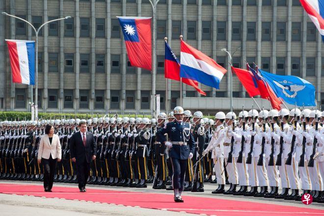 巴拉圭总统卡斯提访问台湾,台湾官方以军礼相待(台湾总统府办公室)