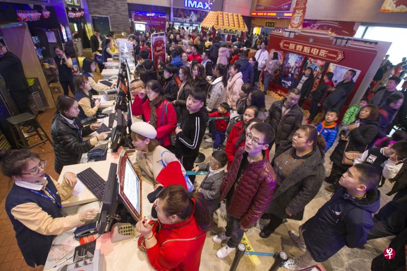 中国山西省首府太原的民众在影院排队购票,准备观看电影.(中新社)
