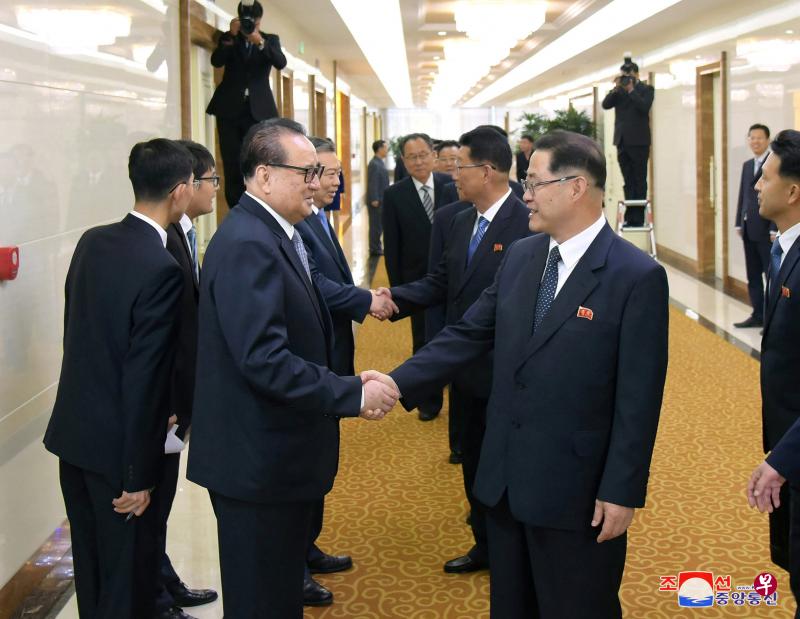 朝鲜参观团坐中国高铁图片