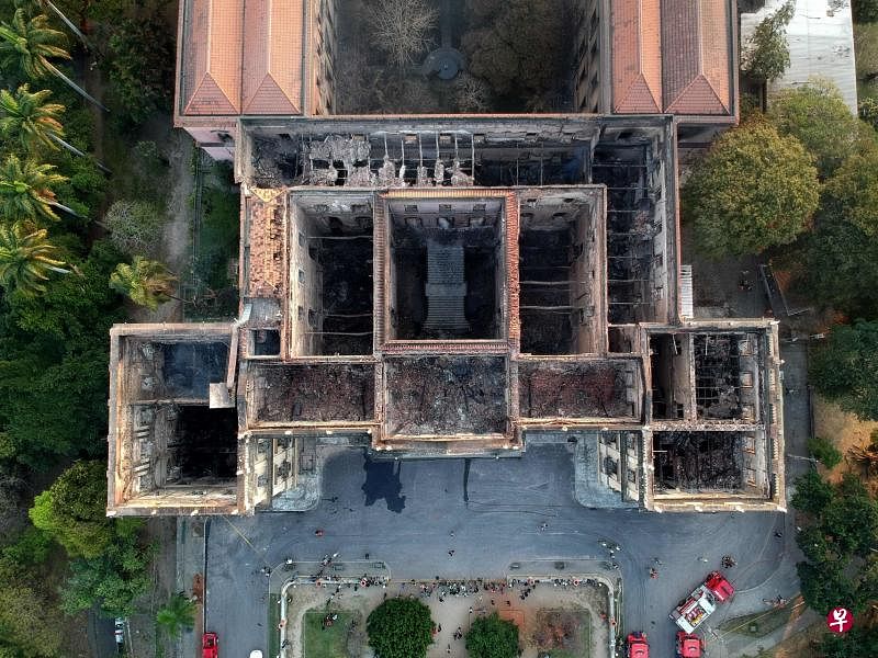 巴西国家博物馆三层楼建筑物全被烧毁,目前还存在坍塌风险(法新社)