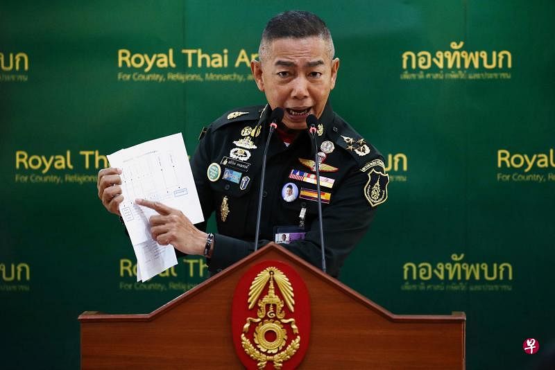 泰国新任陆军司令阿披拉说,军方的一举一动备受注目,军方会尽力保持
