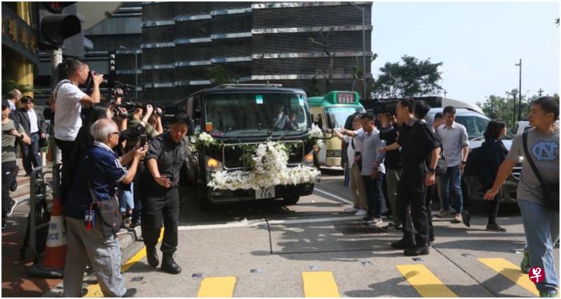 娛樂香港報人和武俠宗師金庸的靈柩,今早(11月13日)自香港殯儀館發引