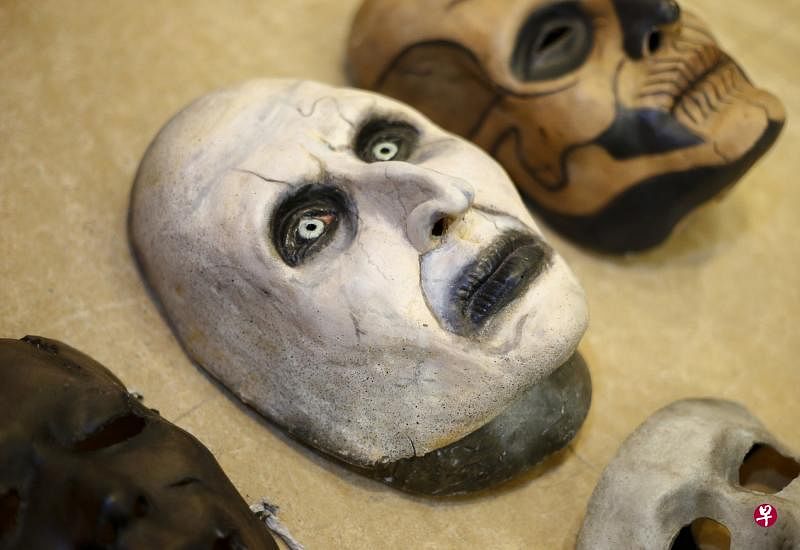 在《鬼修女》中的狰狞恶魔valak,被周安翔制作成面具上网兜售,引起