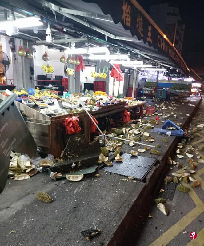 大量的榴连壳散落一地,一片狼藉.(读者提供)