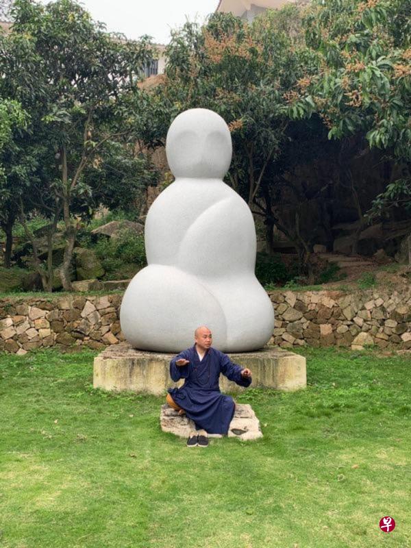 坐者为照光法师.(七首岩寺提供)