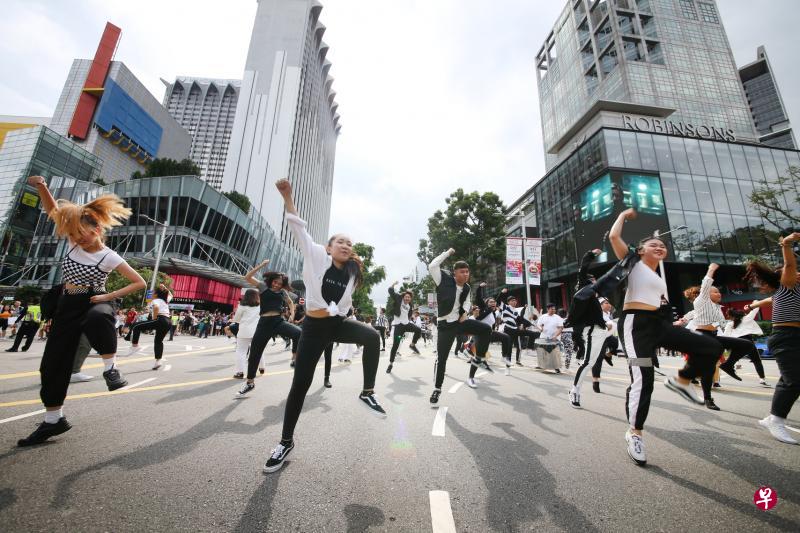 新加坡热卖会开幕重头戏 逾百舞者乌节路表演快闪服装秀