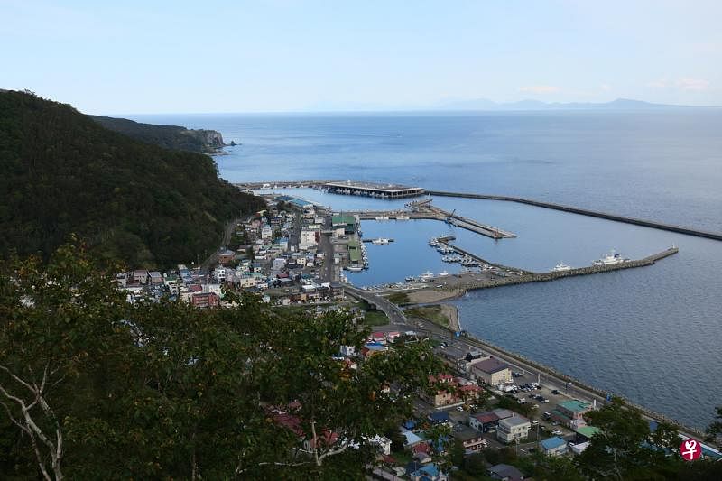 从国后岛的了望台可俯瞰知床半岛的罗臼渔港.(sph)