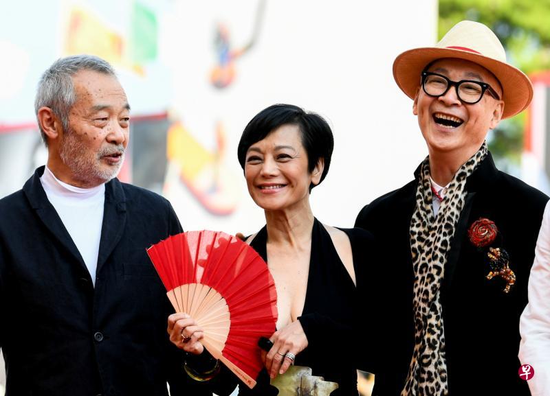 张艾嘉(中)与导演杨凡(右),田壮壮一同出席威尼斯影展《继园台七号》